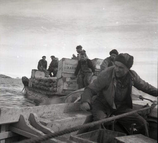 Un canot du Tottan remorque la barge lourdement chargée : cinq hommes, matériel, bouteilles d'hydrogène.