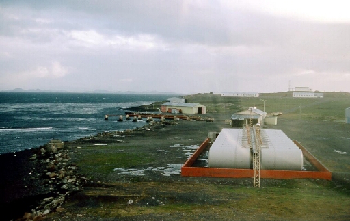La base de Port aux Français vue aérienne,les citrenes à fioul, l'usne à Hydrogène et les installations du Port, Biomar et B1, B2