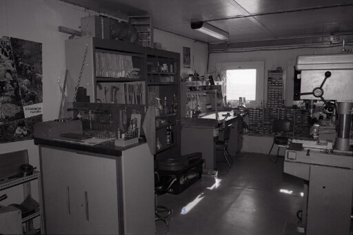Dans le bâtiment n°25, labo 1, l'atelier de mécanique de précision.