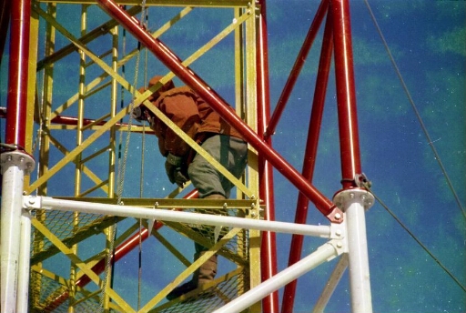 Montage du pylône du sondeur ionosphérique par la société Entrepose. Les monteurs dans le pylône.