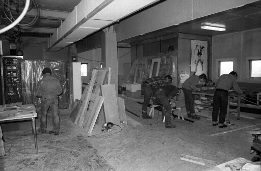 Les travaux de réfection du bâtiment séjour (n°31) sinistré le 23/07/73 se poursuivent à l'intérieur de la salle à manger.