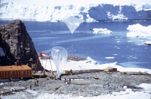 Programme CITADEL : vue générale de l'aire de lancement. Ballon stratosphérique prêt au largage. Beau temps pour l'opération. En arrière-plan le glacier de l'Astrolabe.
