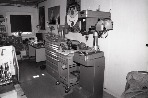 Dans le bâtiment n°25, labo 1, l'atelier de mécanique de précision : le bureau et les petites machines.