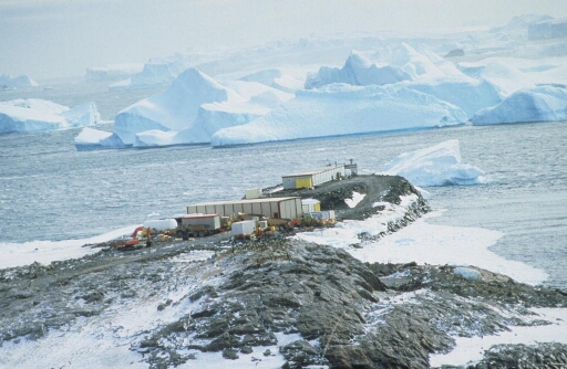Le chantier de la piste du Lion : la base vie, les abris techniques et les engins de travaux publics. Nombreux icebergs à l'arrière-plan.