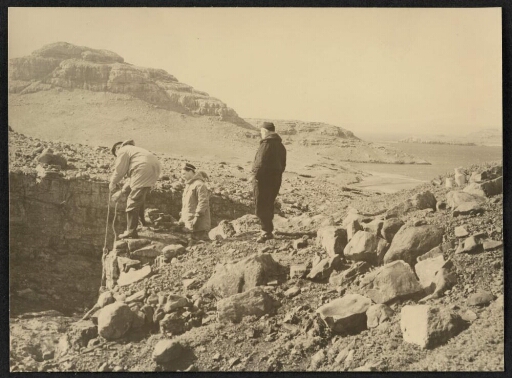 Le Colonel Genty assiste à un sondage effectué par deux hommes dans la région de la rivière des Glaciers