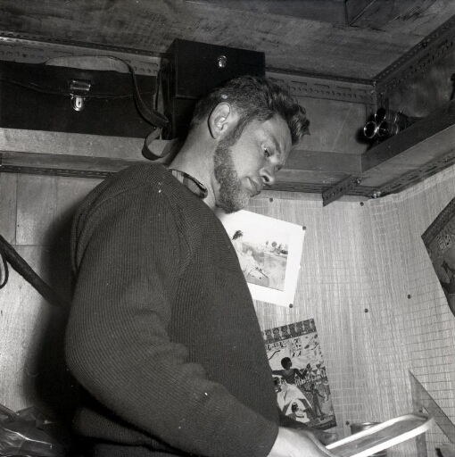 Le cinéaste-photographe Jacques Masson dans son labo-photo.