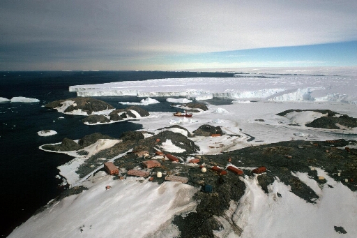 Survol de la base vers le sud-est puis les îles Claude Bernard, Buffon, Lamarck et Jean Rostand, le glacier de l'Astrolabe. Le Thala Dan accosté à la banquise.