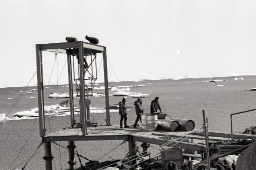 Reconstruction de l'abri lancement de ballons-sondes météo.