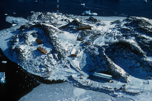 Survol des installations techniques du sud de l'île des Pétrels. En bas de l'image, le nouveau hangar des engins et matériel TP. Neige récente.