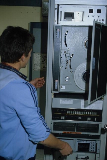 Le laboratoire de sondage ionosphérique dans le labo 1 (Bt n°25) : un technicien devant une baie électronique.