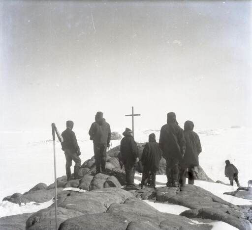 Les hivernants devant la croix Prudhomme.