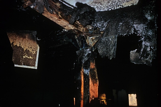 Le bâtiment séjour ravagé par un incendie le 23.07.1973. Remise en état par les hivernants : le plafond au-dessus du foyer de l'incendie.