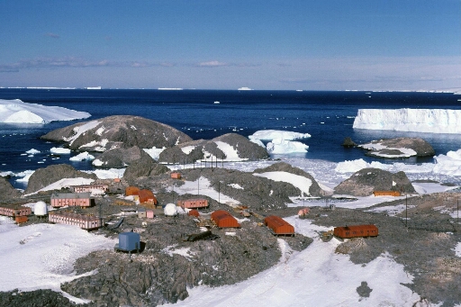 Vue aérienne, vers l'est, de la base en direction des îles Buffon et Claude Bernard. A droite, l'île Lamarck. Mer libre à perte de vue. Icebergs.
