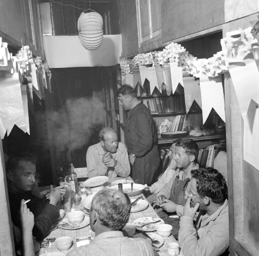 Le repas de Midwinter, le 21 juin 1957 dans le bâtiment habitation (n°3).