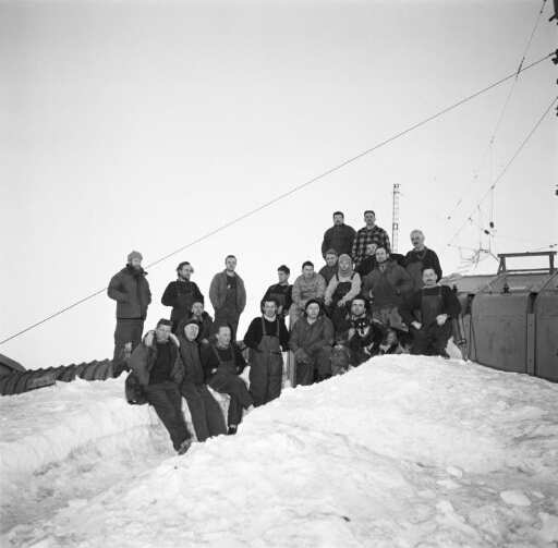 L'équipe de l'hivernage 57 au grand complet : appareil photo sur pied et déclanchement automatique.