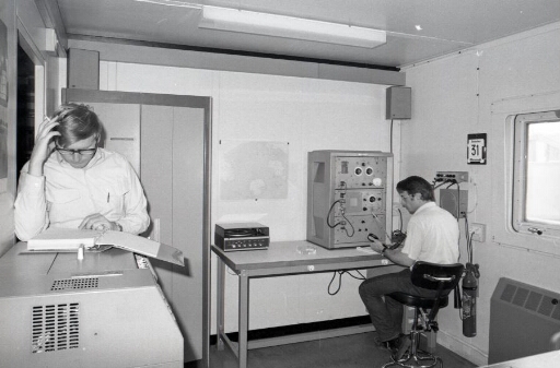 Le Technicien Christian Bazin et l'opérateur radio Yves Labbas dans le bâtiment radio (n°46).
