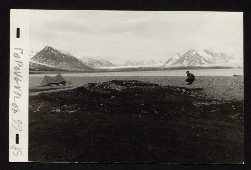 Un homme près d'une tente au bord des rives d'un fjord - mission du CNRS 1966