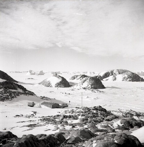 Depuis la base Marret, vue sur le garage. En arrière plan les îles de l'archipel en direction du glacier de l'Astrolabe.