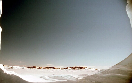 Porte entre deux icebergs ouvrant sur l'Ile des Pétrels et la base.