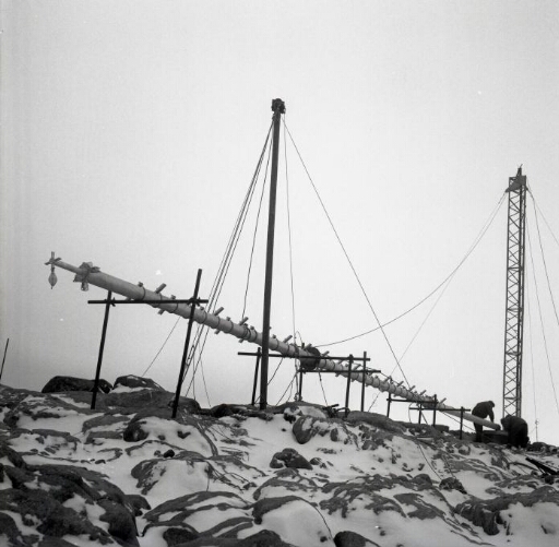 Travaux préparatoires à l'érection du mât central de 18 m de l'antenne Caroline.