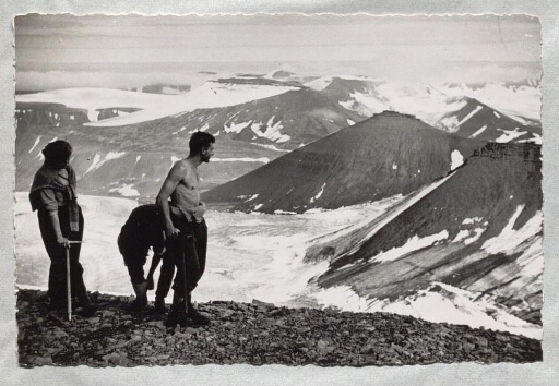 3 personnes au sommet du Carlhund : versant Bödalen