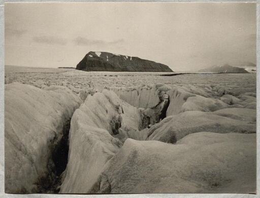 Étude des voies d'accès à l'intérieur du glacier du Roi, reconnaissance, préparation pour les expéditions de 1961-1962