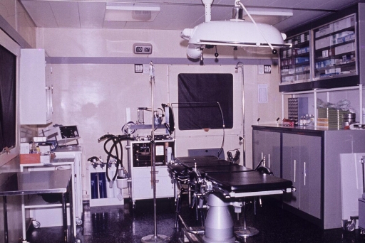 L'hôpital installé dans le bâtiment logement d'hivernage (Bt n°42) : la salle d'opération.