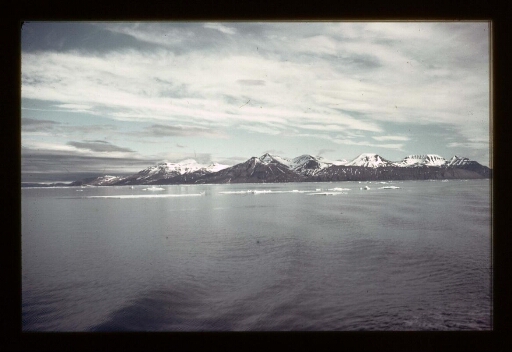 Vue de la côte depuis le navire Lyngen - mission CNRS 1965 - vue 3