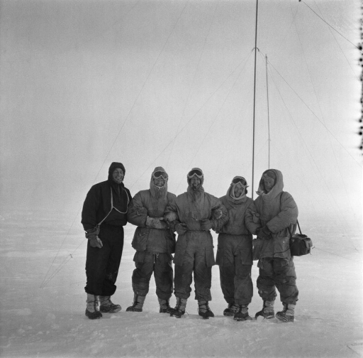 Photo prise avant le début de l'hivernage des trois volontaires : C. Lorius, B. Imbert, L. Dubois, R. Schlich et J. Masson.