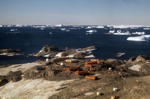 Survol, vers le nord-est du centre de la base. L'île du Lion, la mer libre et nombreux icebergs à perte de vue.