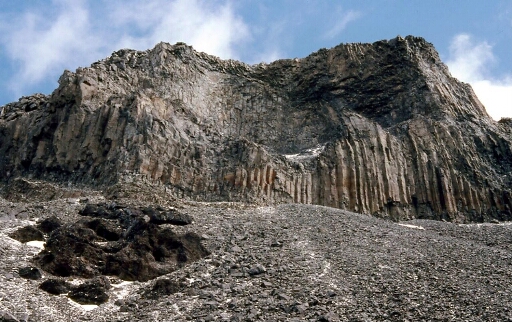 Ballade de 9 jours autour du Mont Ross - J2 - Gros plan sur la table du cratère Ross et sa structure.