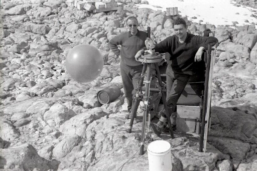 Campagne d'été 57 : Gaston de Gerlache (Expéditions antarctiques belges) et le médecin Gérad Bazile (hivernage 56).