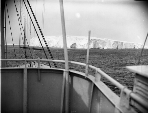 Vue depuis le pont du Norsel un iceberg tabulaire de grande dimension.
