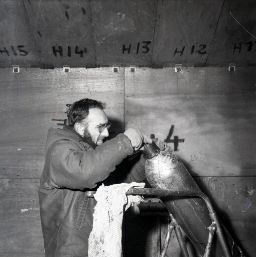 L'observateur météo Robert Magniez prépare le gonflage d'un ballon-sonde.