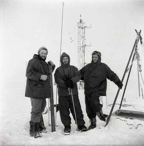 Derniers jours d'hivernage : R. Schlich, J. Dubois et C. Lorius attendent impatiemment la relève retardée par le blizzard..