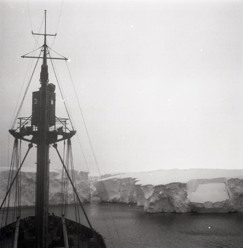 Le Thala Dan face à deux icebergs tabulaires.