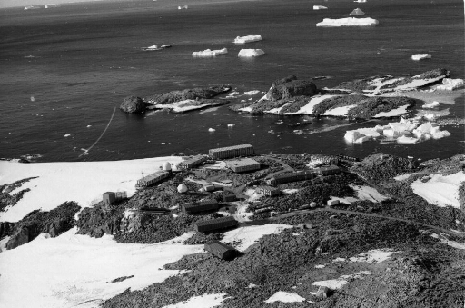 Vue aérienne, d'ouest en est, du centre de la station. Les îles Cuvier et du Lion. Mer libre à perte de vue.