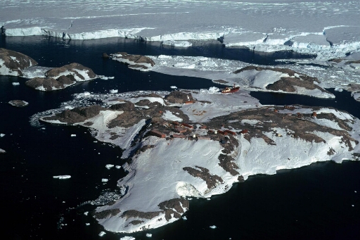 Survol, vers le sud-est, des îles des Pétrels et du sud-est. Le glacier de l'Astrolabe. Le Thala Dan amarré à l'île Jean Rostand.