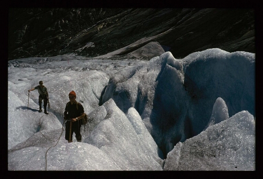 Deux hommes dont Jean Corbel, en cordée sur un glacier - mission CNRS 1963