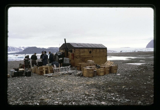 Une autre équipe de recherche scientifique, voisine de la station Corbel près du glacier de la Baie du Roi - mission CNRS 1965 - vue 1