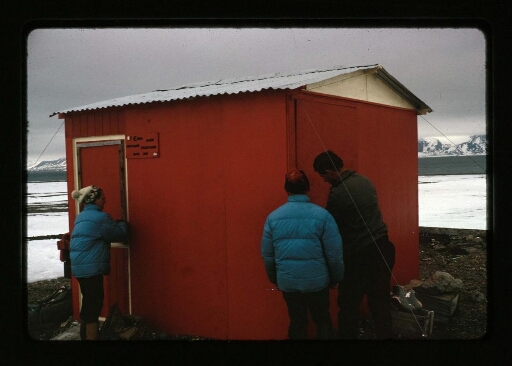 Équipe de la mission CNRS 1964 autour d'une cabane rouge