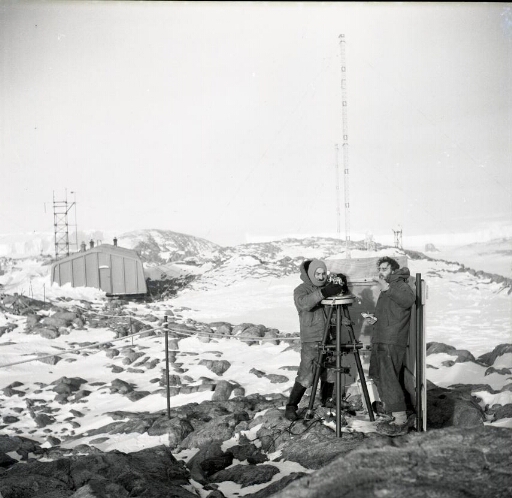 Poursuite du ballon-sonde au thédolite : le chef météo Jacques Gilbert et l'observateur méto Robert Magniez.