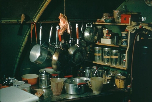 Le coin cuisine : casseroles, marmites, conserves et jambon. Nature morte digne de J-S Chardin…