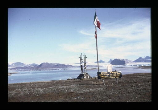 Le monument aux morts italien à Ny-Ålesund - mission CNRS 1965 vue 1