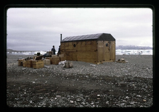 Une autre équipe de recherche scientifique, voisine de la station Corbel près du glacier de la Baie du Roi - mission CNRS 1965 - vue 2