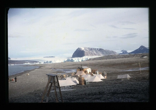 Fond du fjord et vue sur la base Corbel et le glacier - mission CNRS 1966