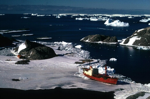 Survol, vers le nord-est du Thala Dan amarré à l'île Jean Rostand. L'île Lamarck, mer libre à perte de vue, nombreux icebergs.