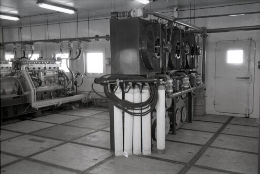 La centrale : l'un des trois groupes électrogènes Aubry Simonin, et les radiateurs ventilés de refroidissement.