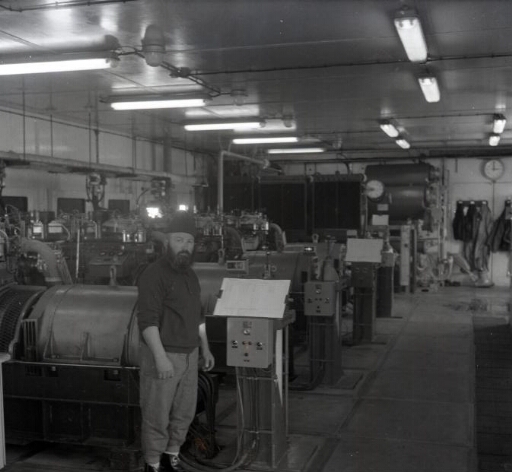 Le mécanicien Georges Noyau dans la centrale électrique. Les quatre groupes et le distillateur d'eau.