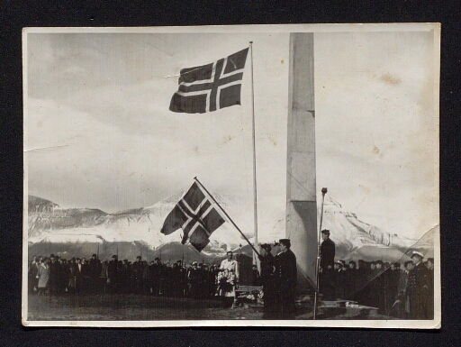 Cérémonie officielle norvégienne; levée de drapeaux norvégiens